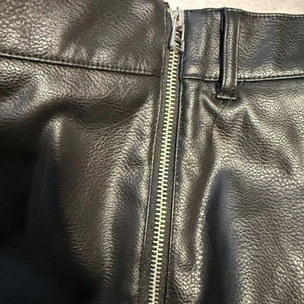 H&M Black Faux Leather Mini Skirt Side Zip US 6‎ EU 38